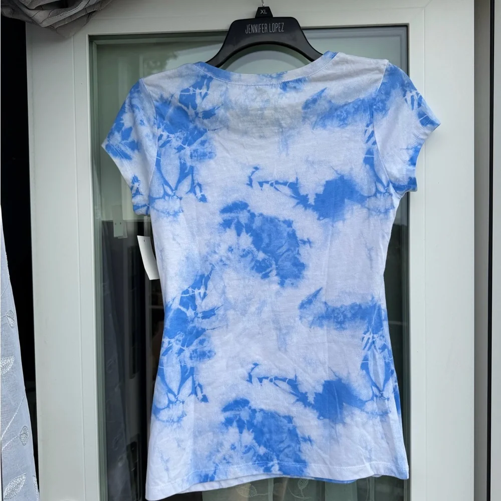 ⭐️ 3/$15 ⭐️BNWT Women's Blue Tie-Dye Sun Graphic Tee - Picture 5 of 5